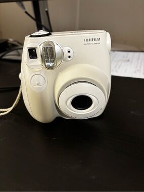 Fujifilm Instax Mini 7S -White
